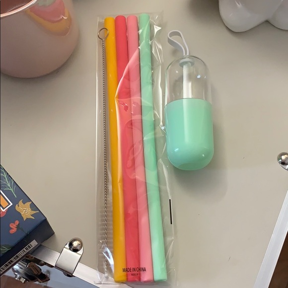 NWT Chic & Silicone Straws - Picture 2 of 2